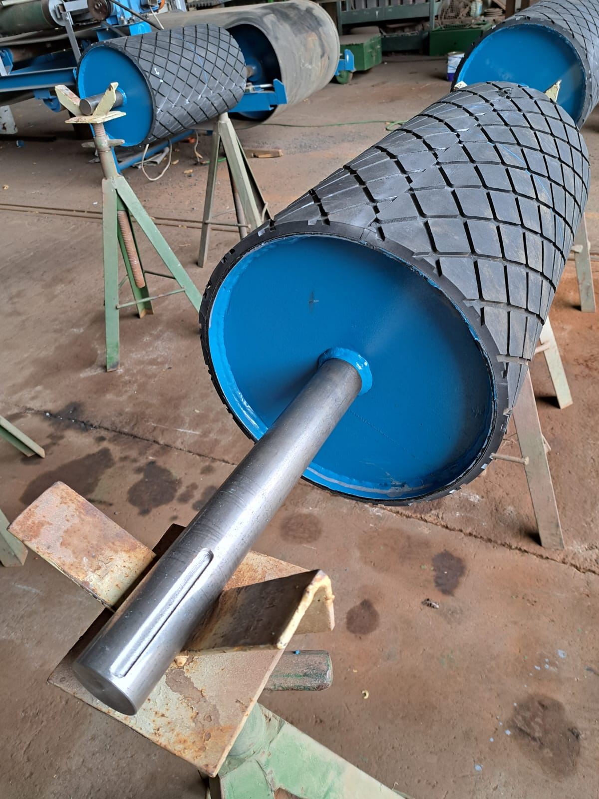 Diamond lagging on pulleys